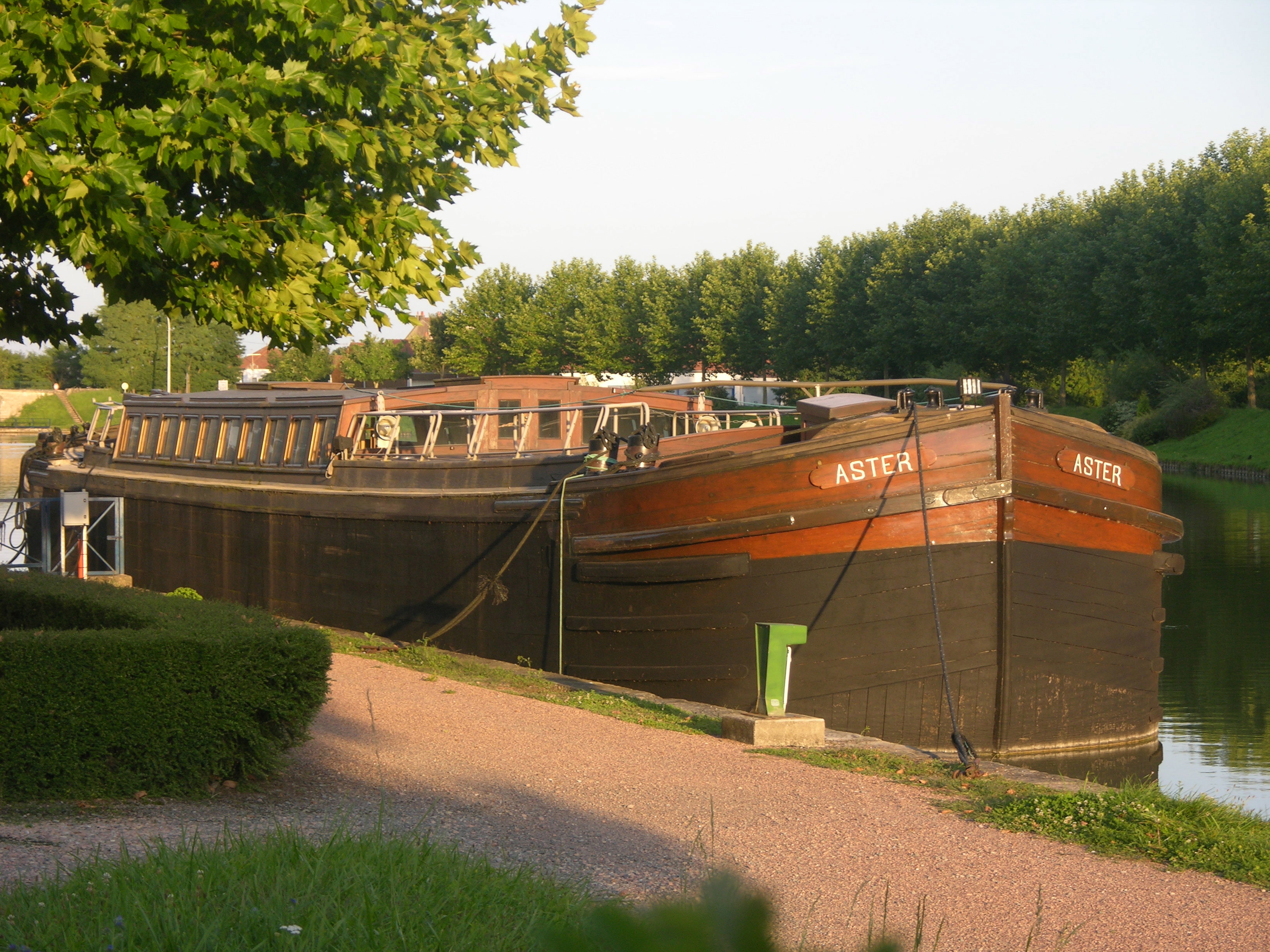 L'"Aster" au quai de Saint Léger (Photo PJL)