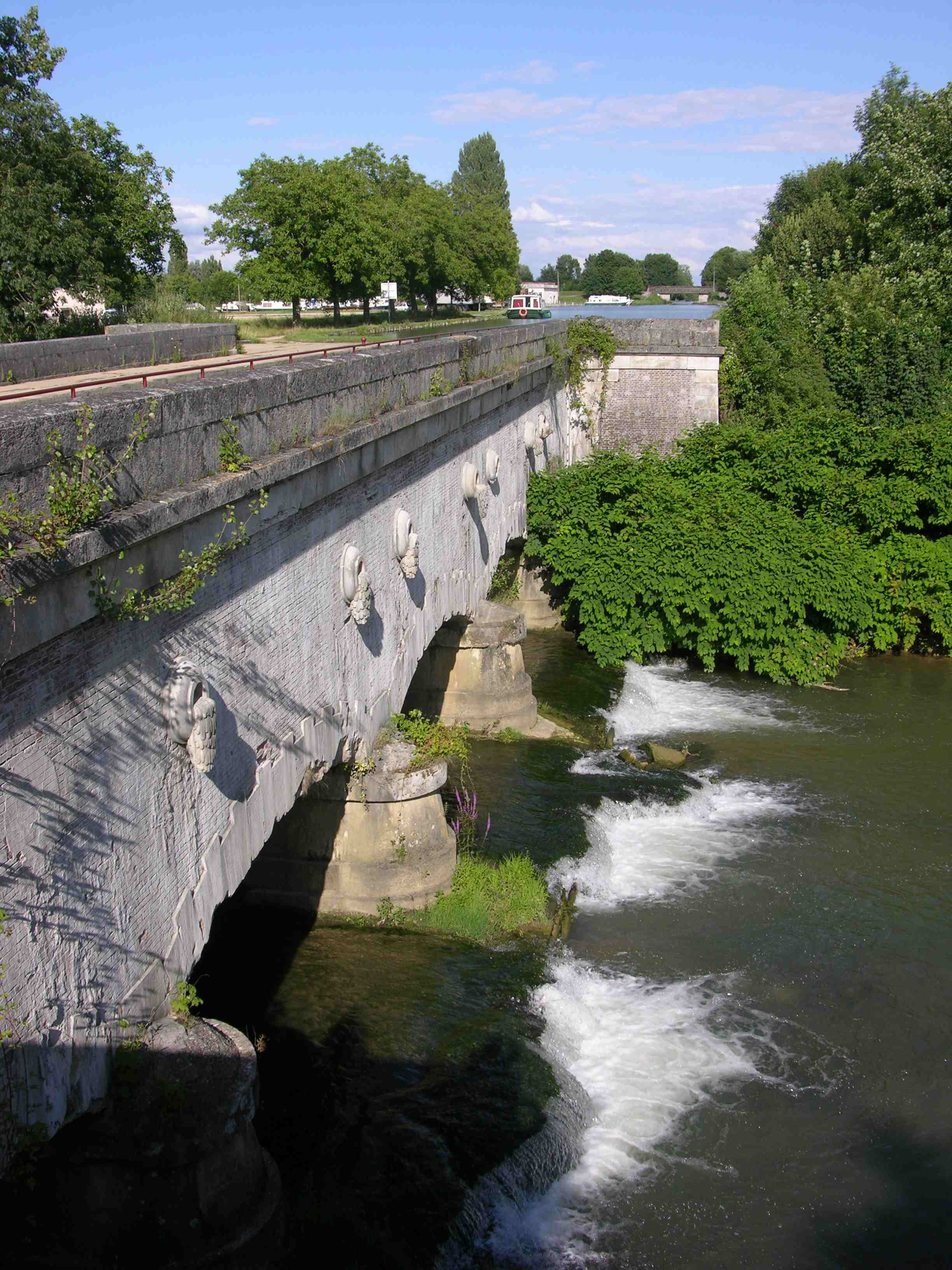 Le pont-canal de Saint-Florentin (Photo : PJL)