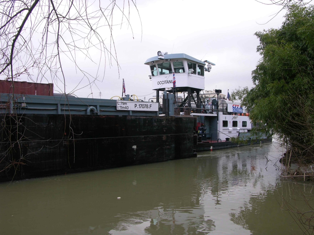 Le pousseur "0ccitania" et sa barge (Photo PJL)