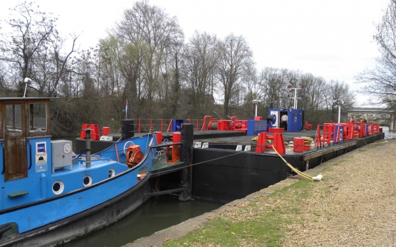 Ponton-grue "Le Coudray" (Photo PJL)