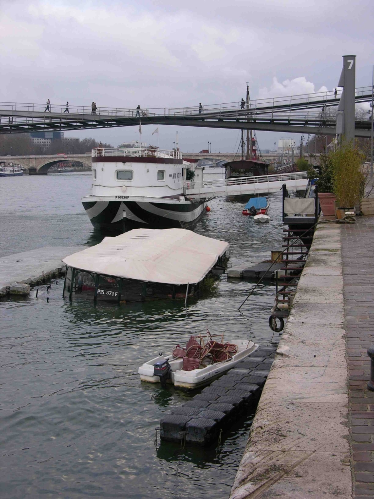 Le "Kiosque Flottant" git au fond de l'eau depuis 3 mois (Photo PJL)