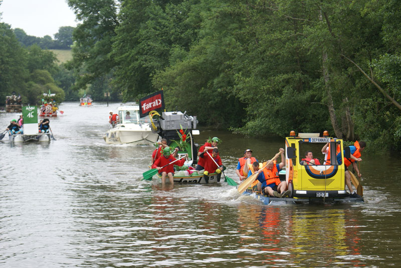 Vingt-sept radeaux s'affrontent sur la Mayenne (photo OFNIJEC)