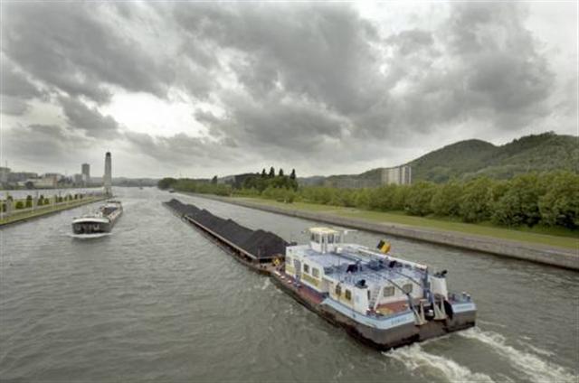 Le canal Albert en région liégoise (photo Voies hydrauliques de Wallonie)