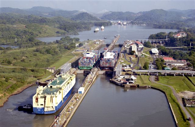 Bateaux à l'écluse de Miraflores, à l'extrémité Pacifique du canal de Panama (Photo : ACP)