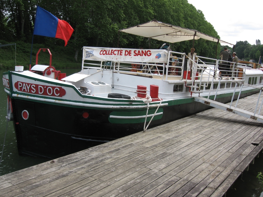 "La péniche du sang" (Photo : E.F.S.)