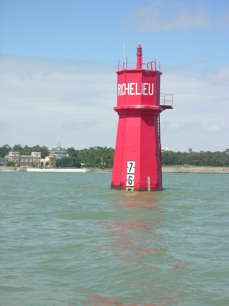 La balise Richelieu à l'entrée de La Rochelle (Photo PJL)