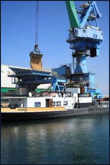 Déchargement de blé à Port Saint Louis (photo P.Lemaître - VNF)