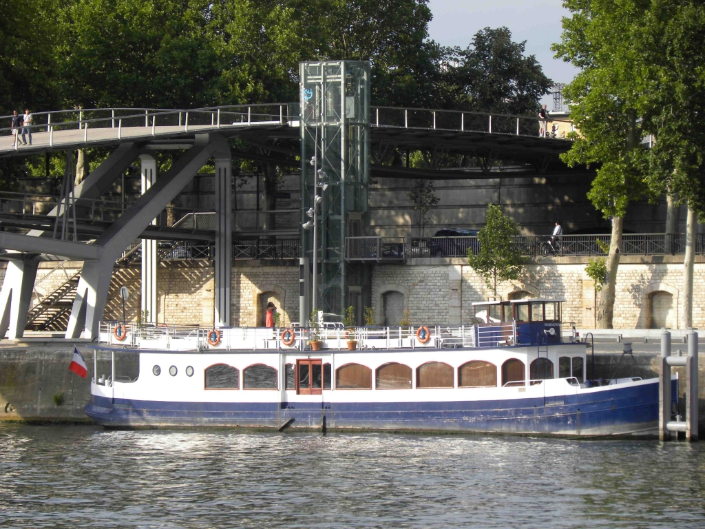 L'"Harmony" contre la passerelle Simone de Beauvoir (Photo PJL)