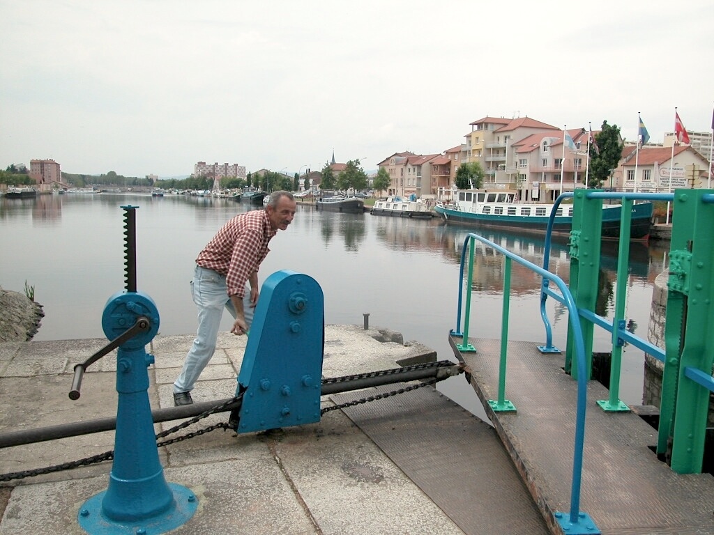 L'éclusier ouvre l'accès au port de Roanne  (Photo Sally Andrew)