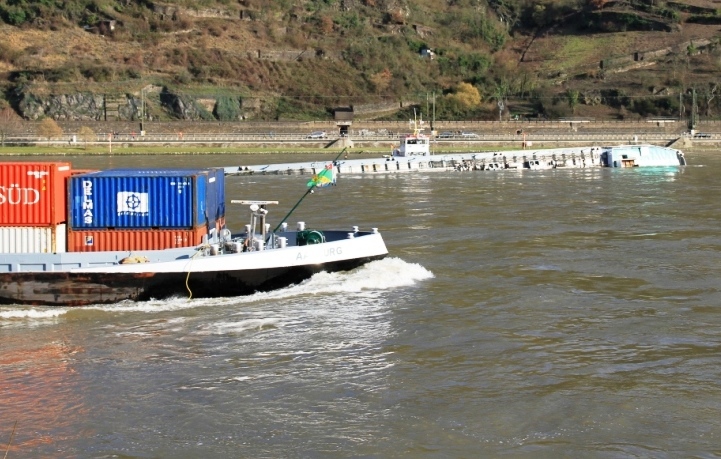 Reprise de la navigation le long du "Waldhof" échoué (photo WSA Bingen)