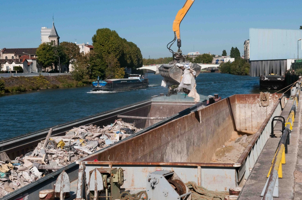 Barge du SYCTOM à St Denis (Photo M.Bonnamour)