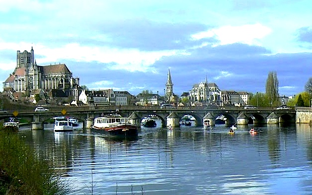 La parade fluviale du 1er avril à Auxerre (Photo Ph.Bénard)