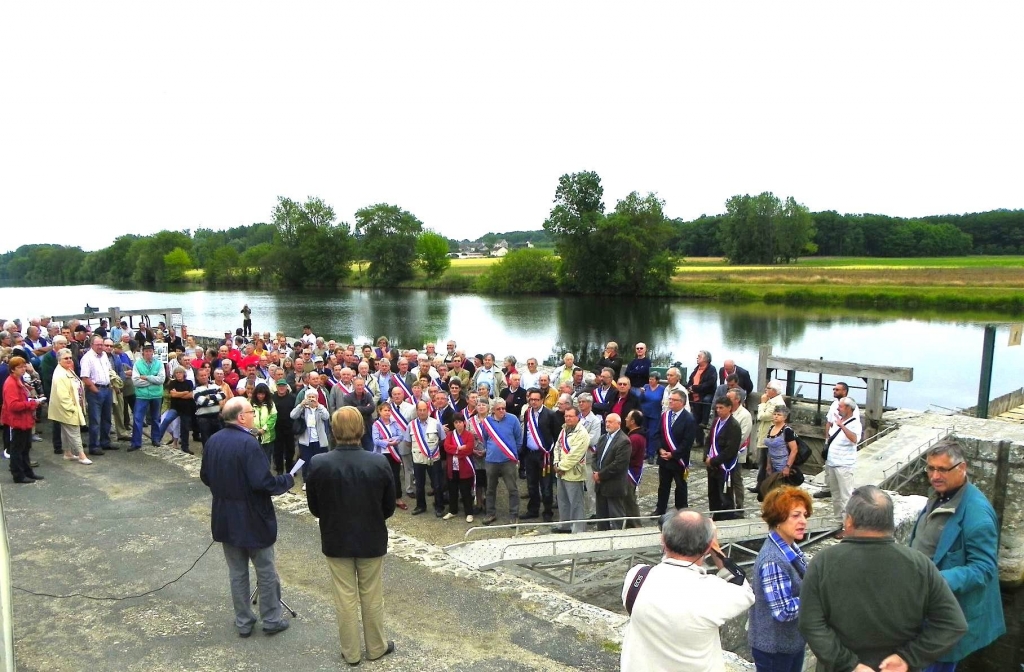 Civray (14/06/11) : les élus s'opposent au débarrage (Photo V.Loison)