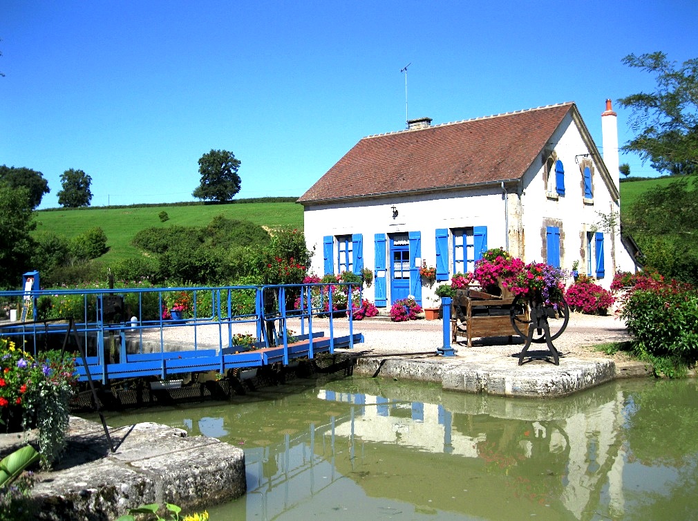 L'écluse 24 du canal du Nivernais (Photo J.F.Vermenot)