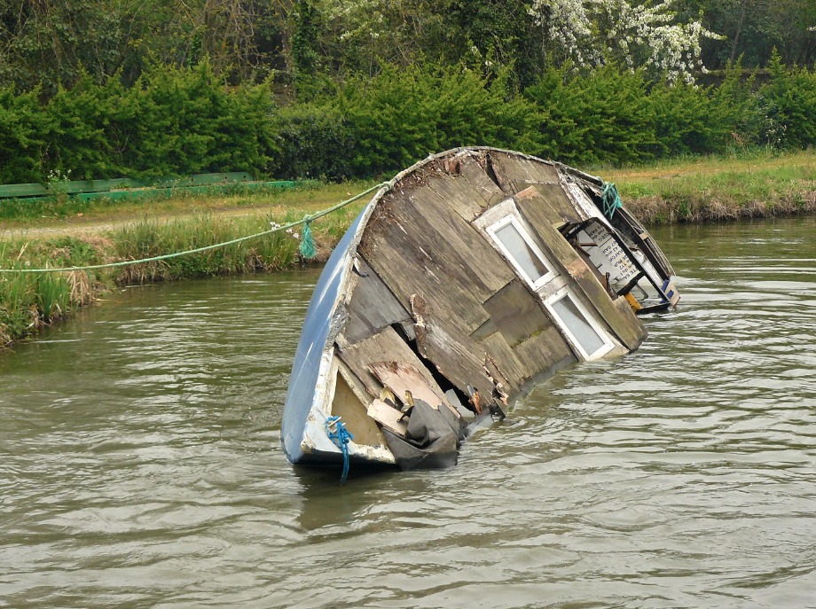 Une épave sur le canal du Midi (Photo VNF-Sud-Ouest)