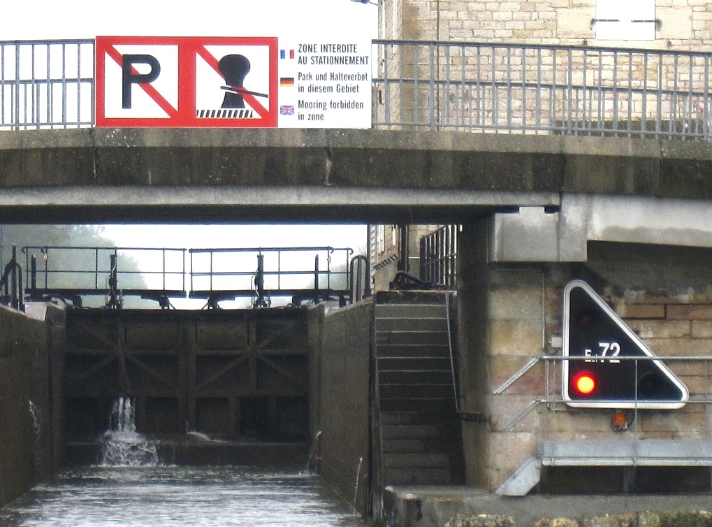 Arrêt interdit - zone dangereuse (Photo JJ.Charrère)