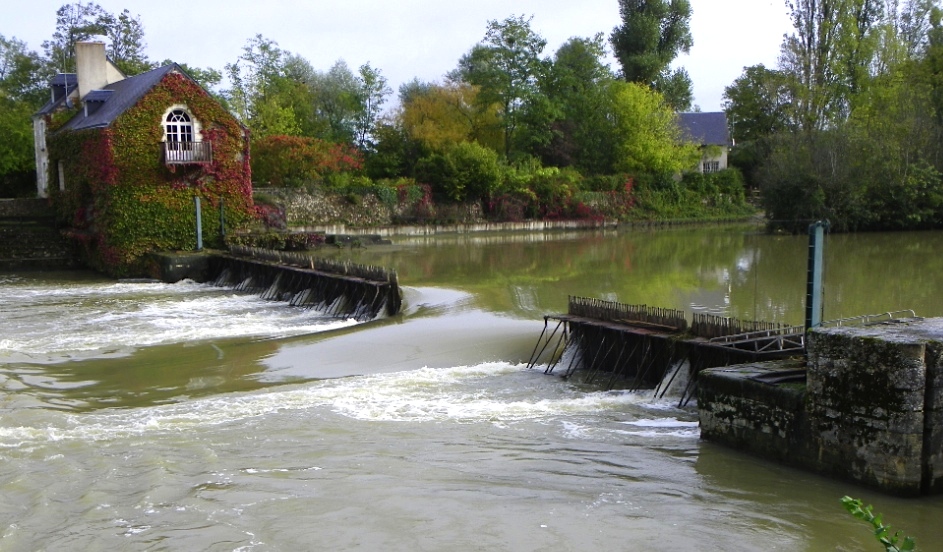 Le barrage de Nitray bousculé par la violence des eaux (Photo V.Loison)