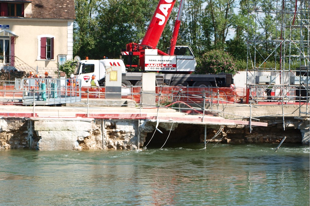 Effondrement du bajoyer de l'écluse de Saint-Bond (Photo VNF)