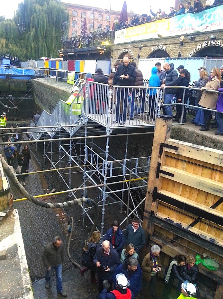 Les Londoniens au fond de l'écluse de Camden (Photo Canal & River TRust)