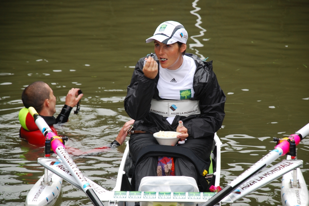 Nathalie se restaure dans l'écluse de Jaugenay (Photo J.-F. Macaigne)