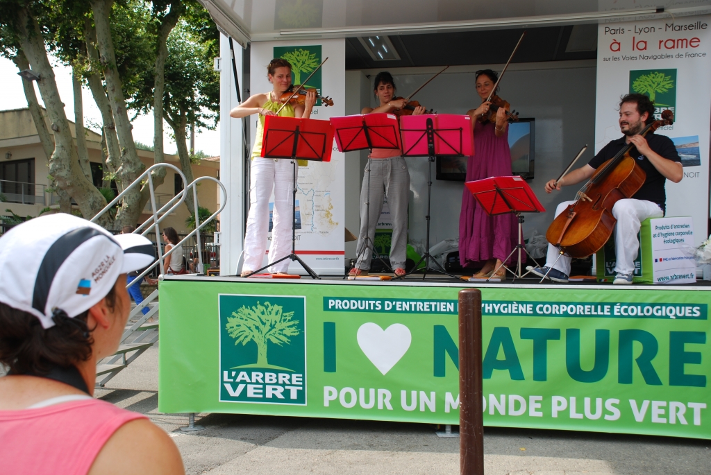 Nathalie Benoit spectatrice du concert à terre (Photo J.-F. Macaigne)