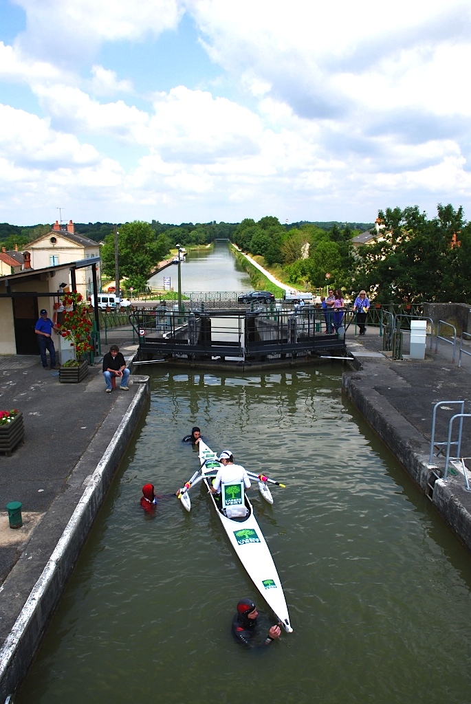 Nathalie en haut de la 2de écluse du Guétin (Photo J-F Macaigne)