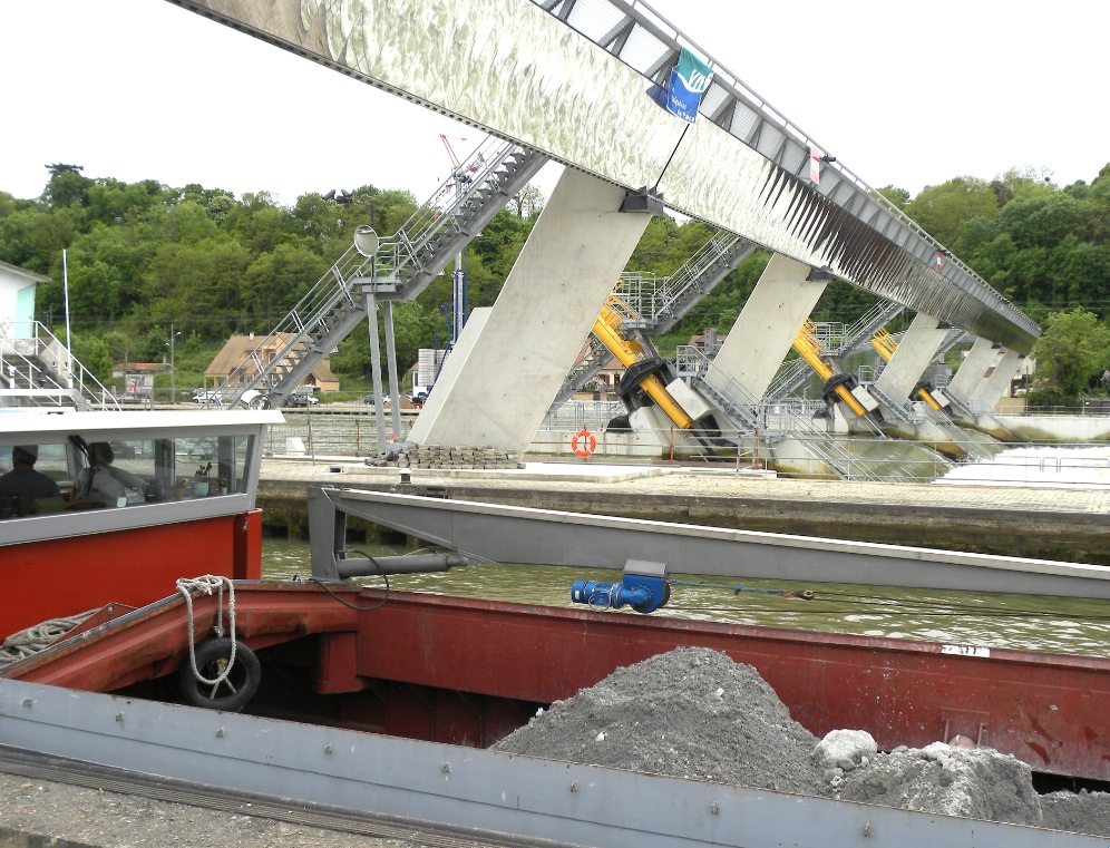 Le "Tsunami" franchit l'écluse RD du barrage du Coudray (Photo PJL)