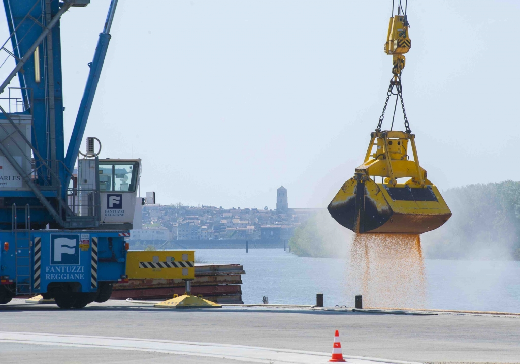 Déchargement au port d'Arles (Photo Lionel Roux)