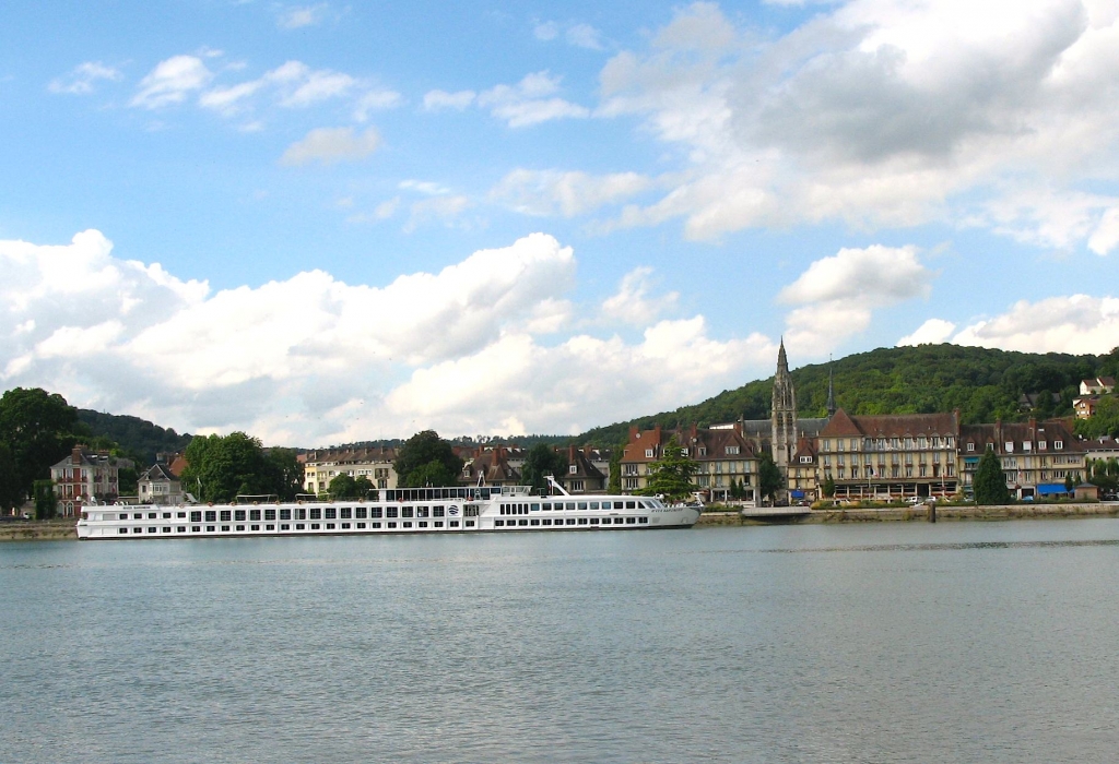 Escale d'un paquebot fluvial à Caudebec en Caux (Photo R.Querret)