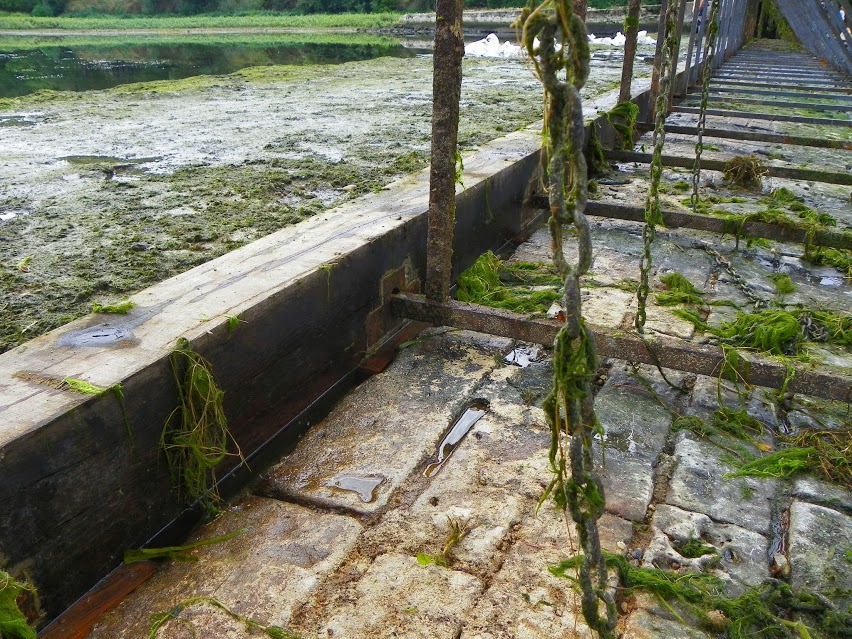 Les pieds des fermes encastrès dans les longrines du barrage de Vallagon (Photo V.Loison)