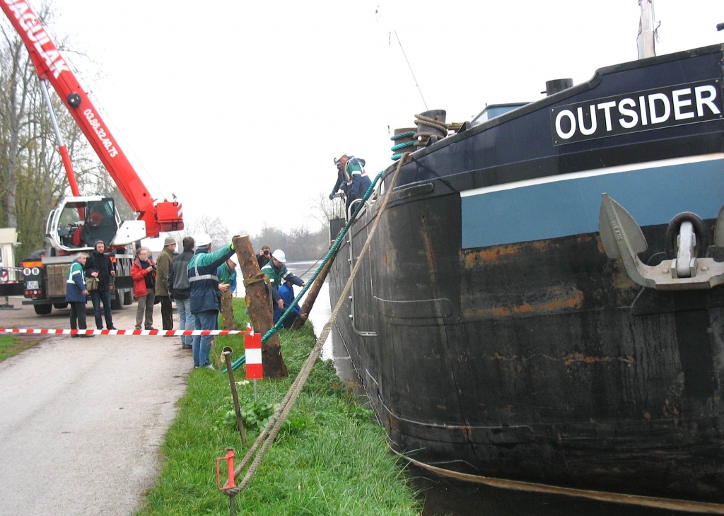 Chargement de l'"Outsider" à Auxerre (Photo Ph Bénard)