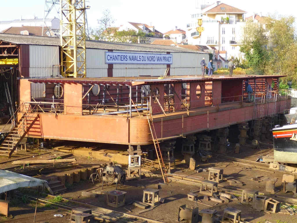 Construction d'un grand ponton aux chantiers Van Praet (Photo Van Praet)