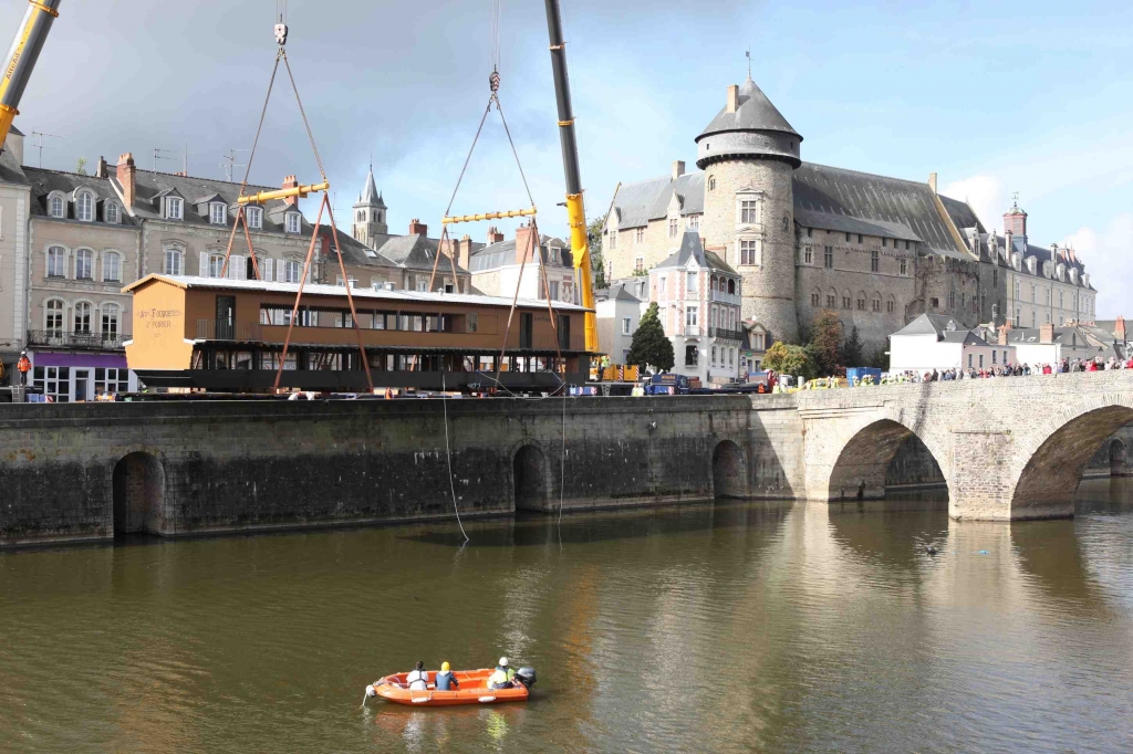 Remise à l'eau du "Saint-Julien", le bateau lavoir de Laval (Photo B.Chenaut)