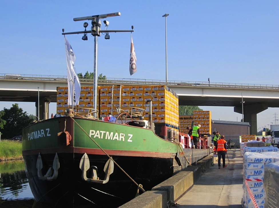 Le "Patmar" charge des pierres à l'aller et des bières au retour... (Photo Celis-nv)