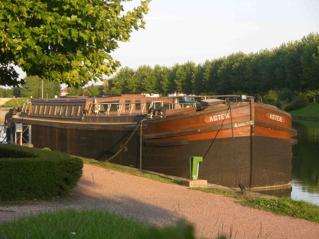 L'Aster au quai de Saint Léger des Vignes (Photo PJL)