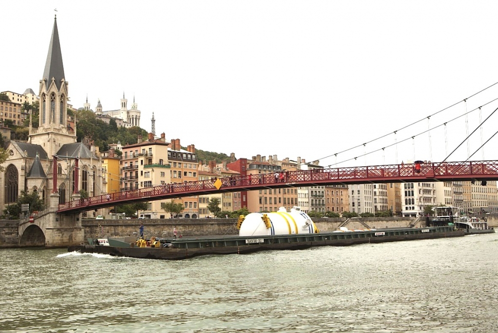 La CFT transporte sur le Rhone une cuve de réacteur (Photo AREVA - T. Surand)