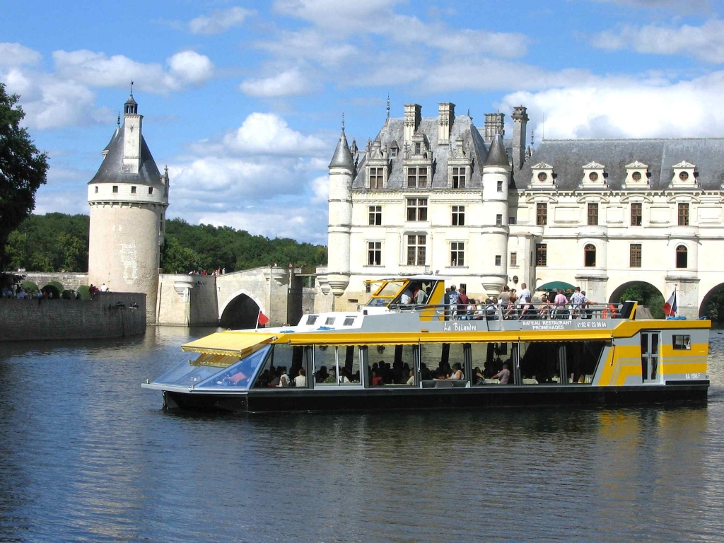 La Bélandre devant Chenonceau (Photo L.Deprick)