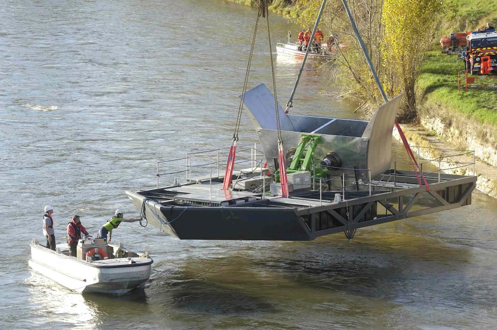 Dépose d'une hydrolienne dans la Loire (Photo mairie d'Orléans)