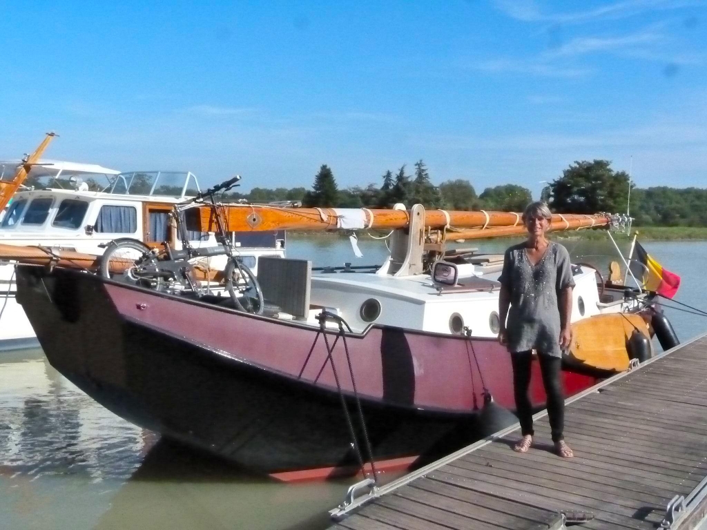 Sylvie Dilla devant le Zeiland (Photo D.Lérault)