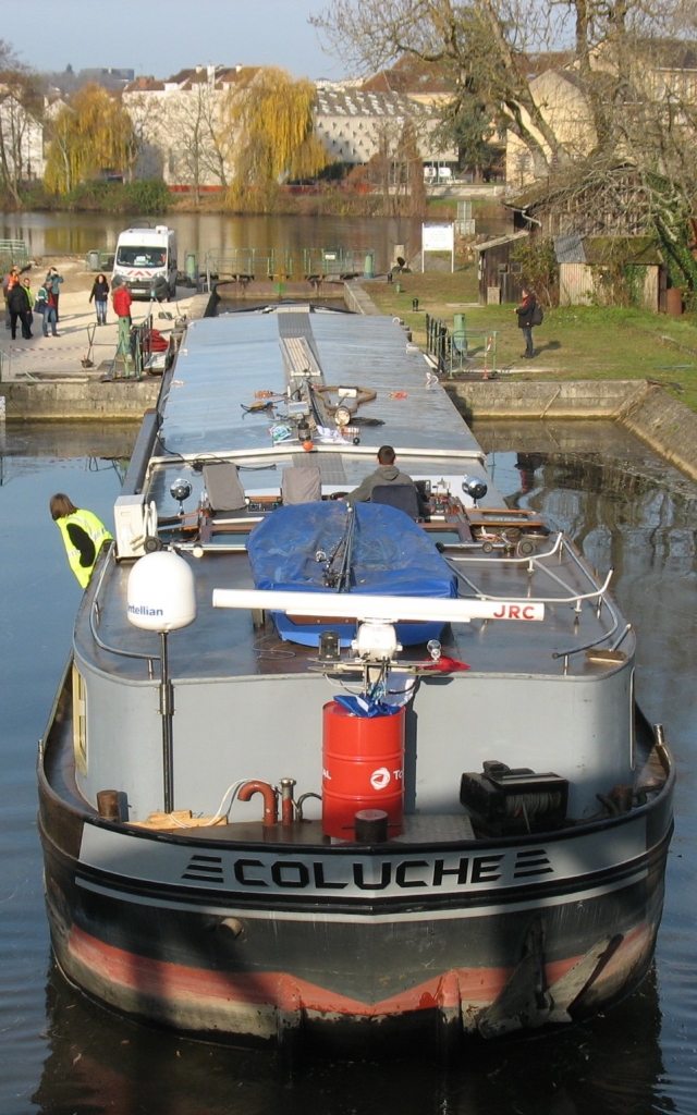 Coluche dans l'écluse du Batardeau à Auxerre (Photo Ph Bénard)