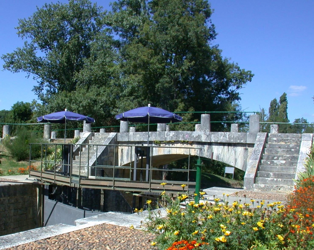 Les parasols de l'écluse de Graziac : il peut faire chaud sur la Baïse... (Photo PhD)