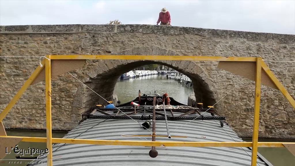 Passage du "gabarit" sous les ponts (Photo L'Équipage)