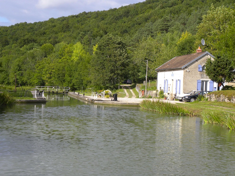 Écluse de Sainte-Eau - PK187 du canal de Bourgogne (Photo PJL)