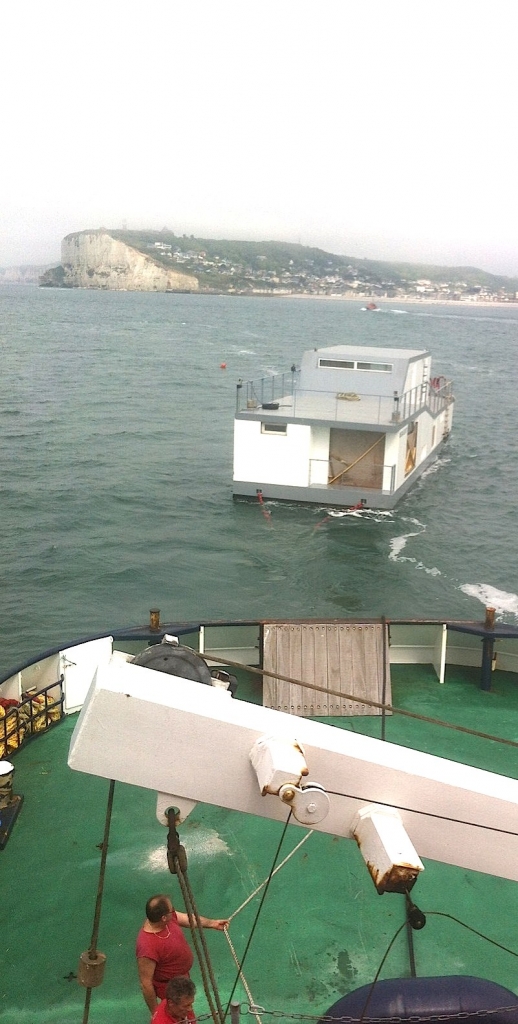 La "Maison-flottante" remorquée de Fécamp au Havre (Photo Lebéfaude)