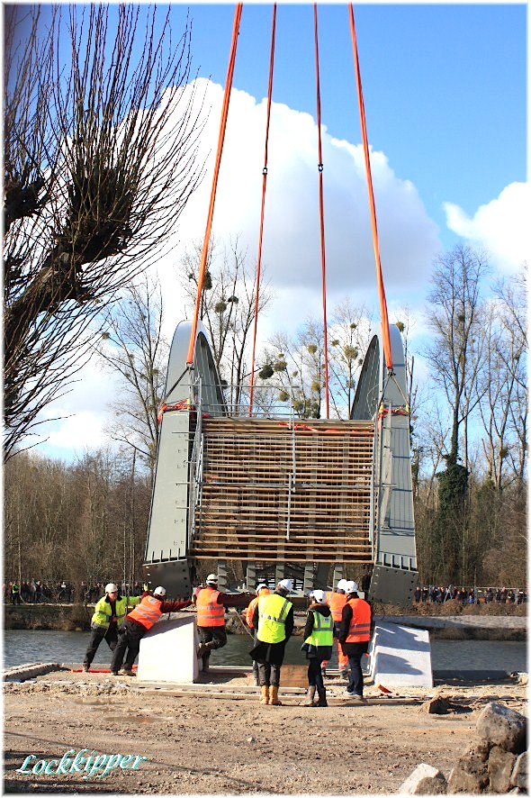 Pose de la passerelle du Loing (Photo F.Pierron)