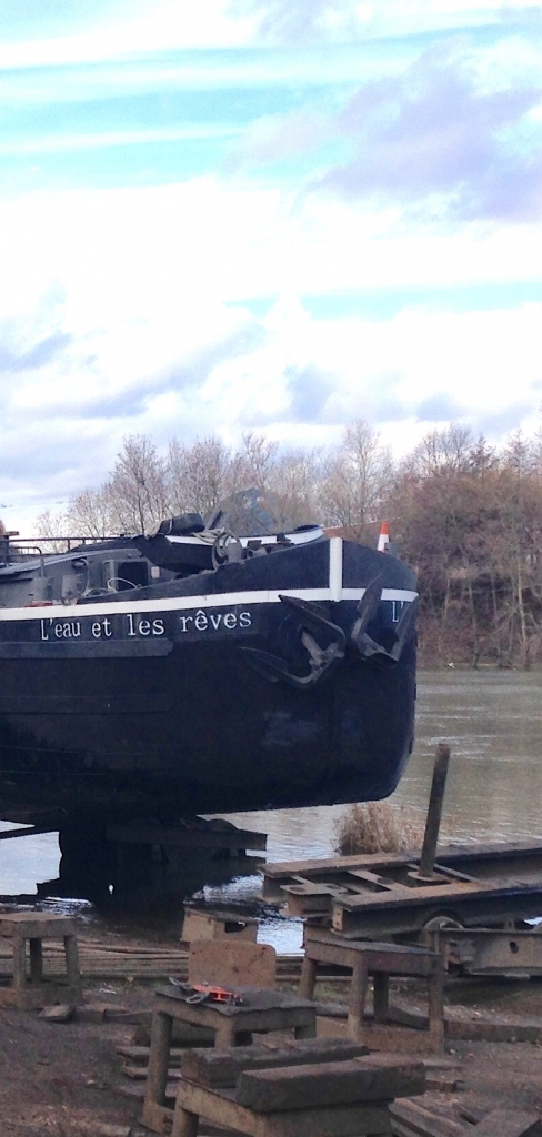 La péniche-librairie sur sa cale de carénage (Photo Eau et Rêves)