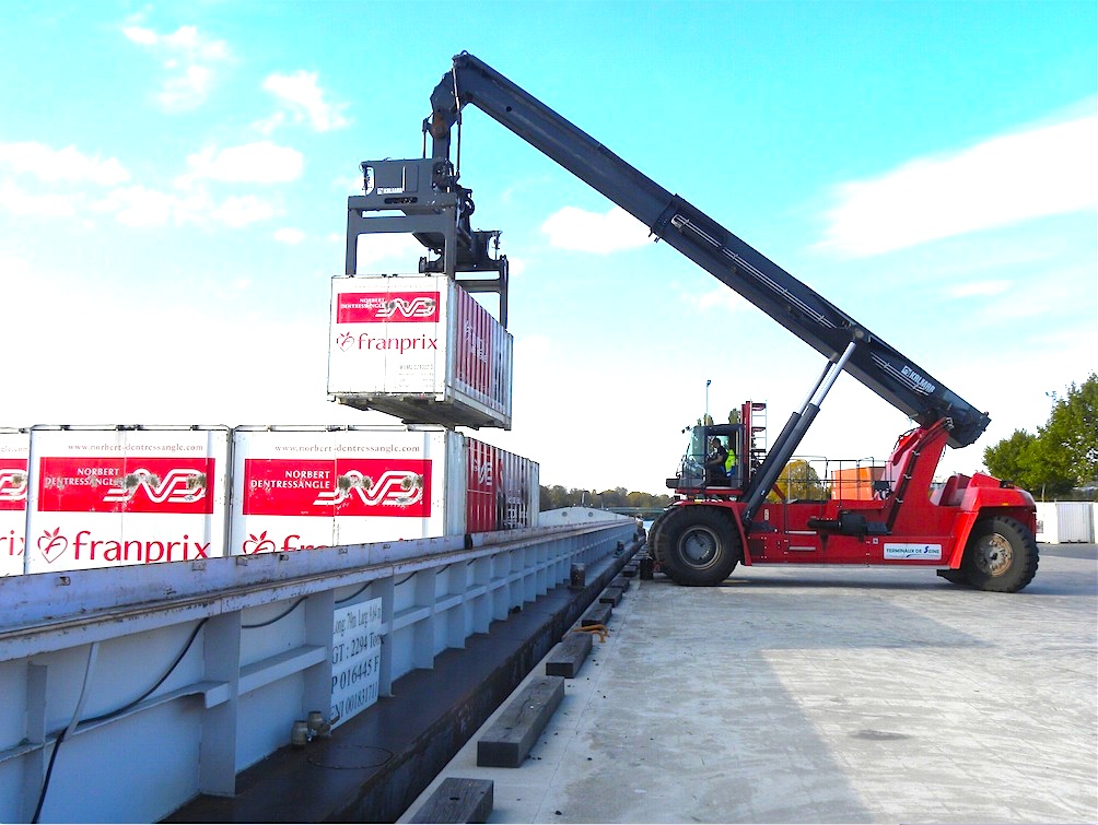 Chargement des conteneurs "Franprix" au port de Bonneuil (Photo PJL)