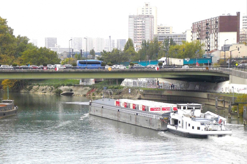 28 conteneurs de Franprix franchissent tranquillement le pont de Charenton encombré (Photo PJL)