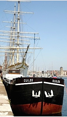 La "Guilde", devant le "Duchesse Anne" (Musée portuaire de Dunkerque)