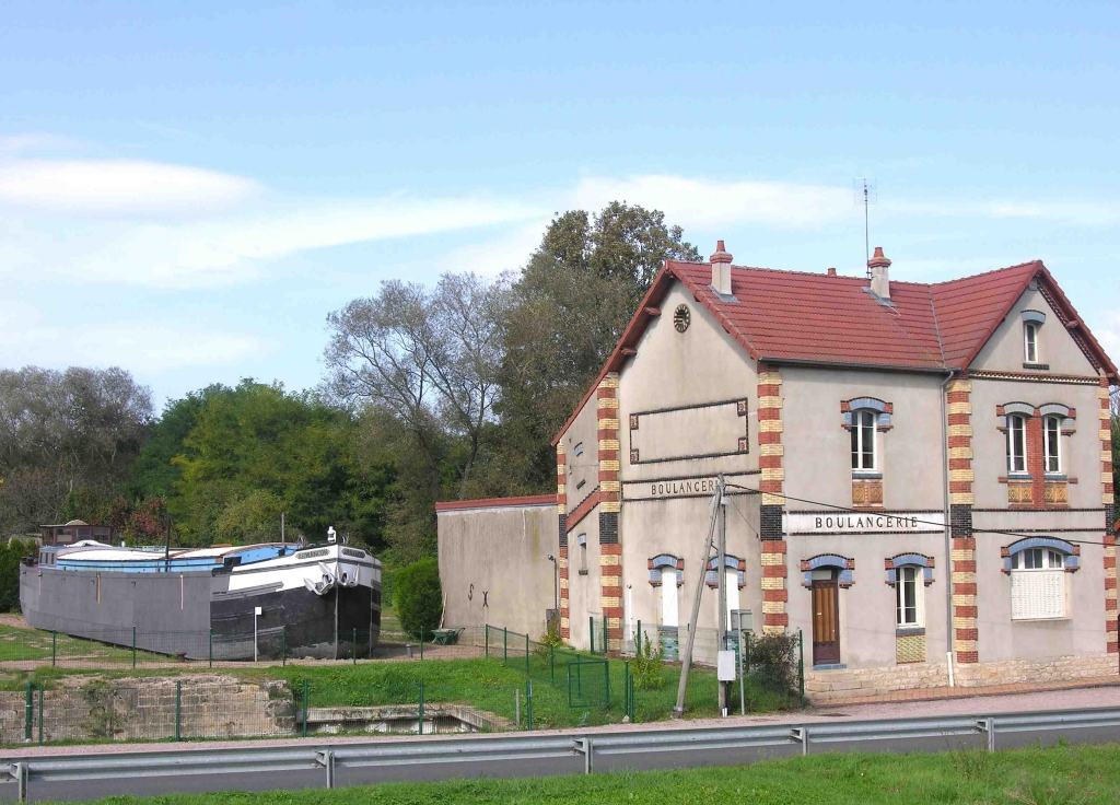 La péniche "Armançon" du musée d'Écuisses, face à l'ancienne écluse n°9 (Photo PJL)